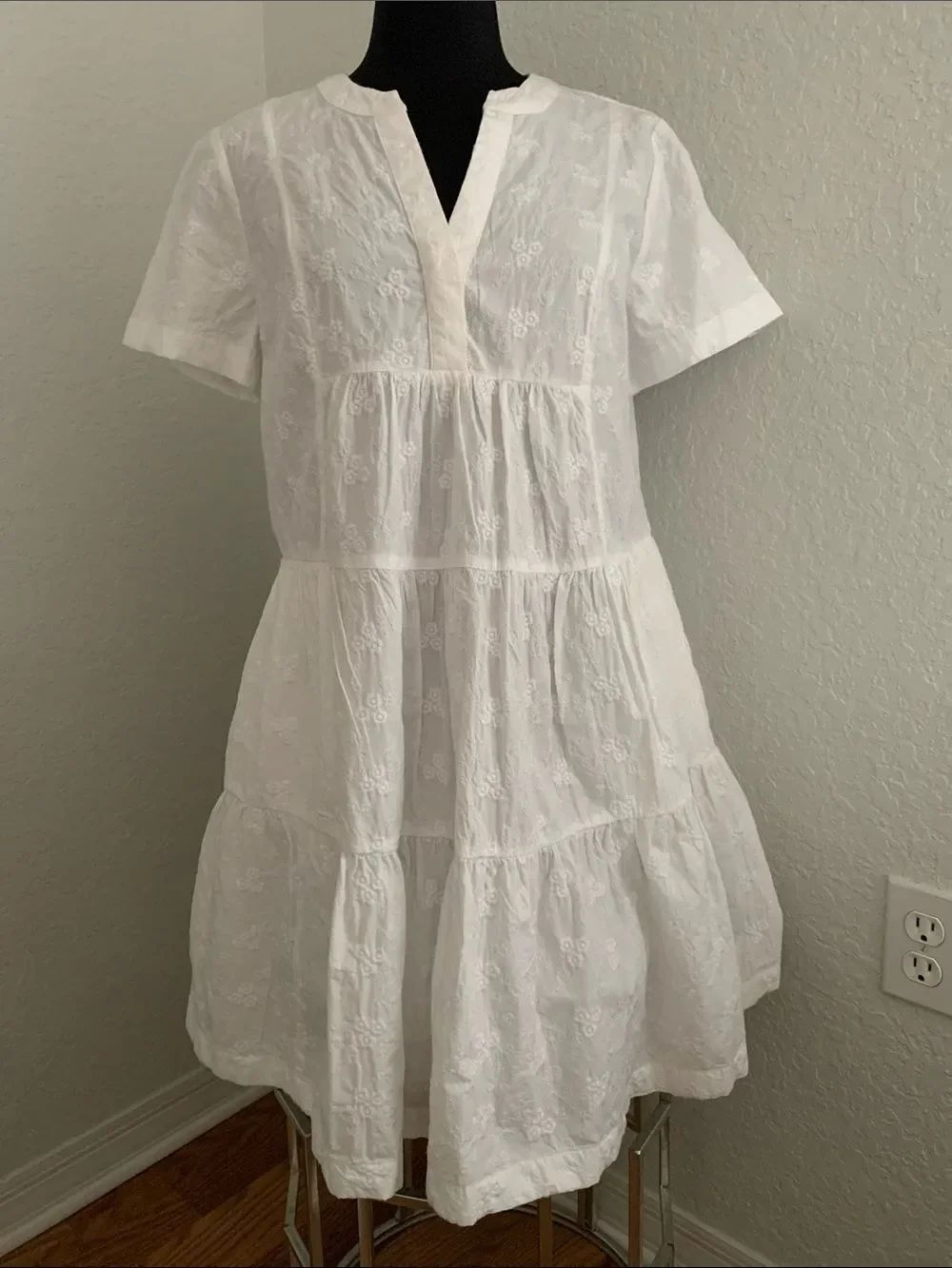 crown & ivy White Embroidered Tiered Mini Dress Pockets Size Small